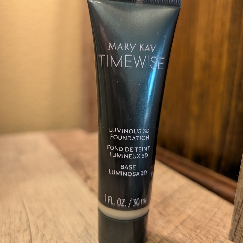 Mary Kay Timewise Luminous 3D Foundation - Black Tube